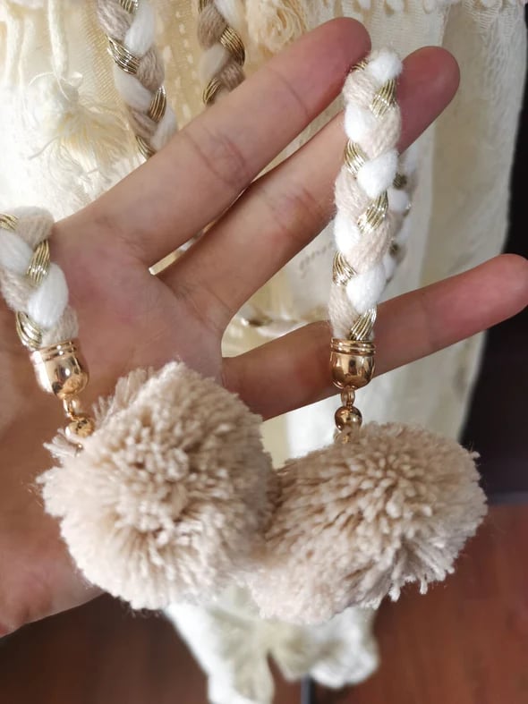 Kjole med V-utringning og Snøring i Blonder